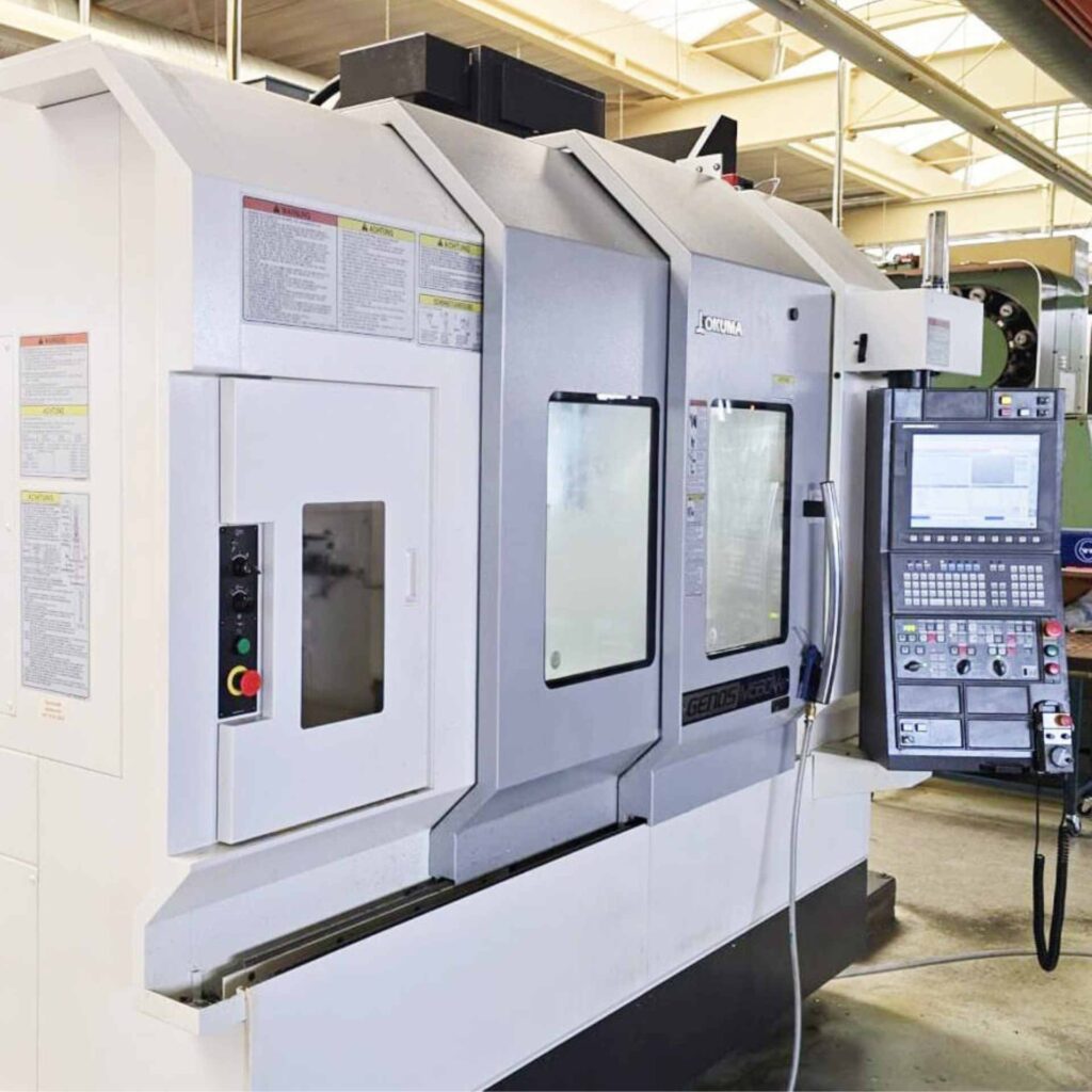 Centro de Mecanizado Vertical de 3 ejes Okuma OSP-P300MA-e (Año 2022). Esta robusta unidad de alto rendimiento destaca por su husillo de 15.000 rpm y una amplia mesa de 1.300 x 560 mm. Equipada con tecnología avanzada, incluye un cargador de 32 herramientas, extractores Mayfran y sistemas de medición Renishaw. Una solución versátil y precisa, diseñada para maximizar la productividad en talleres que exigen velocidad y fiabilidad técnica.