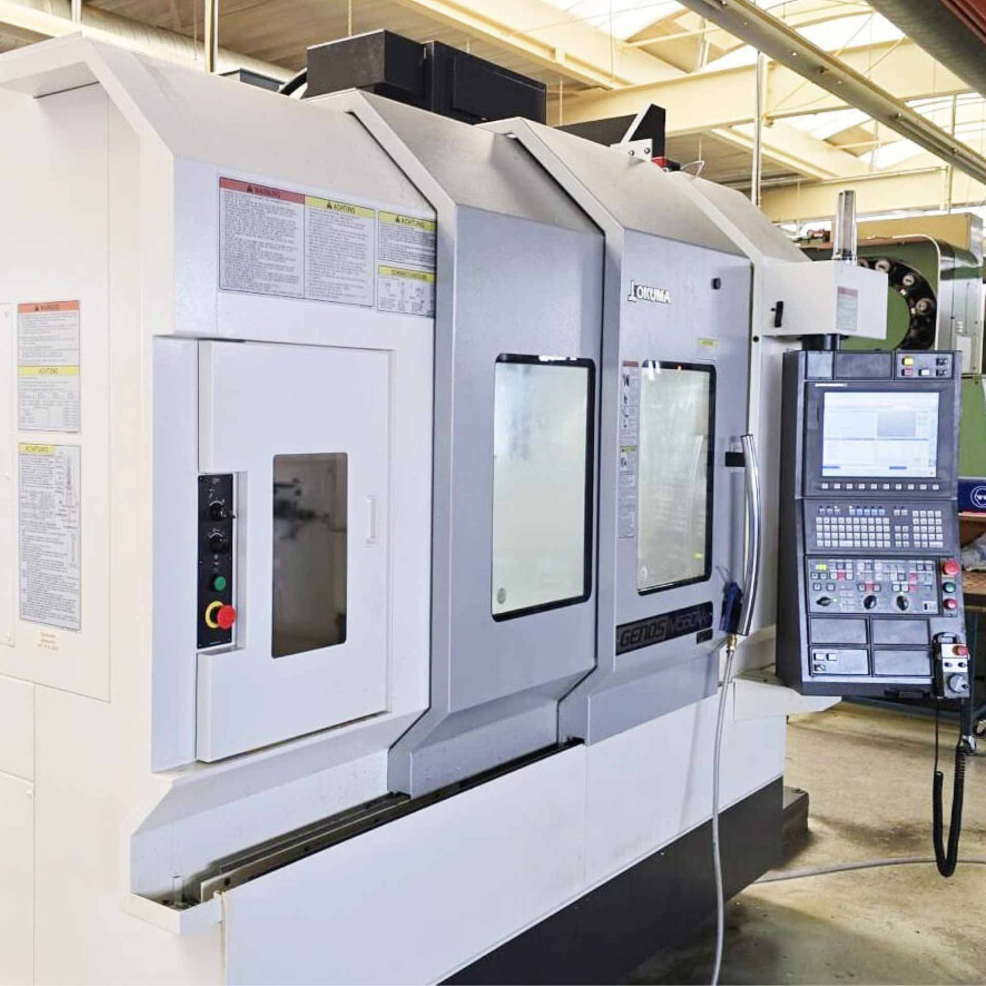 Centro de Mecanizado Vertical de 3 ejes Okuma OSP-P300MA-e (Año 2022). Esta robusta unidad de alto rendimiento destaca por su husillo de 15.000 rpm y una amplia mesa de 1.300 x 560 mm. Equipada con tecnología avanzada, incluye un cargador de 32 herramientas, extractores Mayfran y sistemas de medición Renishaw. Una solución versátil y precisa, diseñada para maximizar la productividad en talleres que exigen velocidad y fiabilidad técnica.